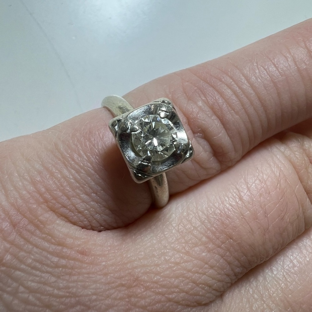 14K white gold Natural Diamond Engagement ring preloved size 5.5